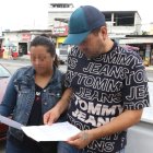 Los dueños del carro mostraron la denuncia por el robo de vehículo.