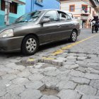 En la calle Guatemala, los vehículos deben bajar la velocidad por los baches.
