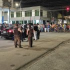 Le dan bala 'en roja' a un hombre en Chone