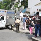 Familiares de Edward Rosado trataron de acercarse hasta donde estaba su cadáver.