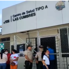 El menor falleció luego de que cayera a una piscina. Su familia asegura que llegó sin signos vitales al centro de salud.