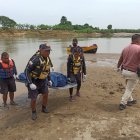 Rescatistas sacaron el cuerpo sin vida del río.