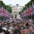 Miles de personas durante las celebraciones del Jubileo de Platino de la Reina Isabel II de Gran Bretaña en Londres, hoy 2 de junio de 2022. El Reino Unido brinda desde jueves un ferviente homenaje a la reina Isabel II, la mujer que ha marcado el último siglo del país y que hoy recibió el calor de decenas de miles de personas que se acercaron al palacio de Buckingham para recibir su saludo desde el balcón. EFE/ Andy Rain