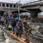 Decenas de civiles cruzaban por un puente semi destruido por los ataques rusos en el ciudad de Irpin,en la región ucraniana de Kiev, el pasado mes de marzo.
