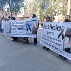 Grandes carteles con el rostro de la víctima y mensajes pidiendo justicia por su muerte.