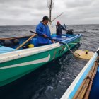 El hombre les contó a los pescadores manabitas que tenía dos días a la deriva y junto a él estaban otros dos pescadores.