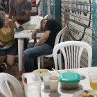 Una mujer lloraba frente del cadáver que quedó con su cabeza sobre la mesa.