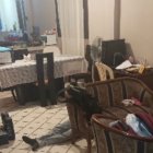 Una de las víctimas quedó tendida junto a un mueble.