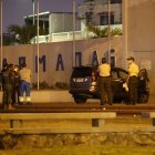 Los baleados viajaban en este vehículo. Policía llegó al lugar.