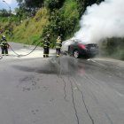 Los bomberos llevaron una moto bomba para sofocar el incendio.