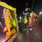 La modelo ‘lanzó la casa por la ventana’ y aseguró que su traje es algo ‘cariñoso’ aunque no quiso revelar el precio.