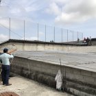 Los dos extranjeros estaban en el patio y ante los demás internos empezaron a escalar.