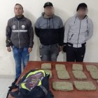 Los tres sospechosos y la marihuana encontrada en sus equipajes.