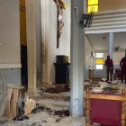 Personas miran los daños ocasionados por los ataques a una iglesia, donde murió medio centenar de personas.