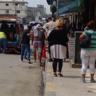 Momentos de la captura de los sospechosos de haber intentdo llevarse una niña de dos años y robarle sus pertenencias a la madre de esta.