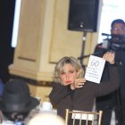 La alcaldesa mostró un mensaje escrito en un papel donde solicitaba al gobierno que le pague 60 millones a Guayaquil