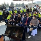 La alcaldesa Viteri en un evento en Quito con agentes municipales, policías metropolitanos y camionetas municipales