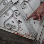 En algunas partes de la casa quedaron marcas de sangre y orificios ocasionados por los proyectiles.