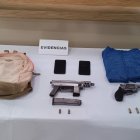 A los sospechosos la Policía les incautó armas y otros objetos.