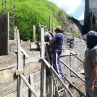 Algunos muros aún se levantan en las casas afectadas.