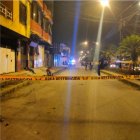 Los cadáveres quedaron tendidos: uno sobre una grada y el otro en la calle.