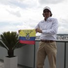 Santiago Quintero y la bandera que buscará colocar en la cima del K2 para cumplir su más grande sueño como montañista.