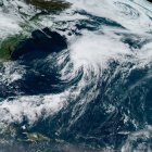 Fotografía satelital cedida por la Administración Nacional de Océanos y Atmósfera (NOAA) de Estados Unidos a través del Centro Nacional de Huracanes (NHC) donde se aprecia la situación del clima la tarde de este lunes en el Atlántico. Alex, la primera tormenta tropical de la actual temporada de huracanes en el Atlántico, perdió este lunes sus características tropicales al noreste de Bermuda, tras atravesar el fin de semana de oeste a este la península de Florida y salir a aguas atlánticas, informó este lunes el NHC de EE.UU. EFE/ NOAA-NHC / SOLO USO EDITORIAL/ SOLO DISPONIBLE PARA ILUSTRAR LA NOTICIA QUE ACOMPAÑA (CRÉDITO OBLIGATORIO)