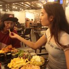 Leo le entregó un ramo de flores y Michelle le dio de comer en la boca. Es amor del bueno.