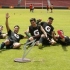 Los futbolistas se sintieron emocionados de jugar en la cancha del estadio albo.