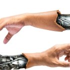 El materia es repelente al agua y tiene capacidad de autocuración.