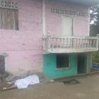 Una de las víctimas quedó inerte en el exterior de la vivienda.