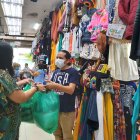 Luis Morales tiene 15 años trabajando en el Mercado Artesanal, afirma que todos los productos de frío han tenido buena salida.