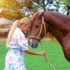 Es relacionista pública y trabajó en TC por 9 años. Ama el arroz con menestra y carne. Cuando está triste practica box. No le gusta ir al cementerio, prefiere recordar a su hijo con su sonrisa.