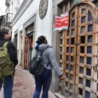 Juana muestra su molestia con la clausura, porque sus clientes no quieren ir a otro lado.