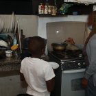 La madre del chico está más pendiente de él y lo aconseja.