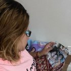 Sentada en un mueble de su casa, en Estados Unidos, la progenitora observa las fotos de sus hijos.
