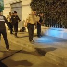 Los uniformados buscaban los casquetes con linternas.