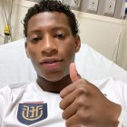 Gonzalo Plata se mostró tranquilo, luego de ser evaluado en e hospital, tras sufrir una lesión durante el partido ante Cabo Verde.