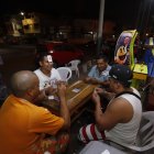 Gansito, Petete y Stéfano juegan naipes con  un invitado.