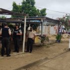 Uniformados acordonaron la escena del asesinato. Moradores alarmados por la muerte violenta de Benigno.