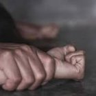 La víctima tiene hematomas y cortes en el cuerpo.