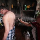 La sabia pasa por el cuerpo de los pacientes el cuy negro para curarlos. Y es efectivo.