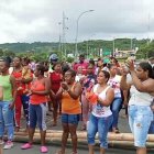 Con cañas cerraron un puente y evitaron el tránsito vehicular.