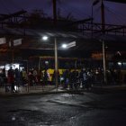 Varios andenes no tienen luz. En otros, los focos son inestables.