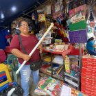 Doña Rosario carga en su mano el tubo de carpa con el que se defiende.