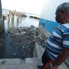 Segundo Mercado observa los desechos que sacaron de la tubería.