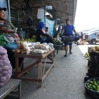 Los andenes que ofrecen productos andinos están a la mitad: vendiendo lo poco que les queda.