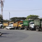 Los volquetes continúan en las cercanías de los accesos a Guayaquil por si se arma el relajo