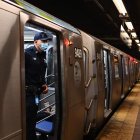 Muere hombre al quedar su pantalón agarrado en puerta de metro de Nueva York