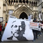 Imagen de archivo de una protesta de seguidores de Julian Assange ante la Corte de Justicia en Londres, contra extradición a EEUU.
